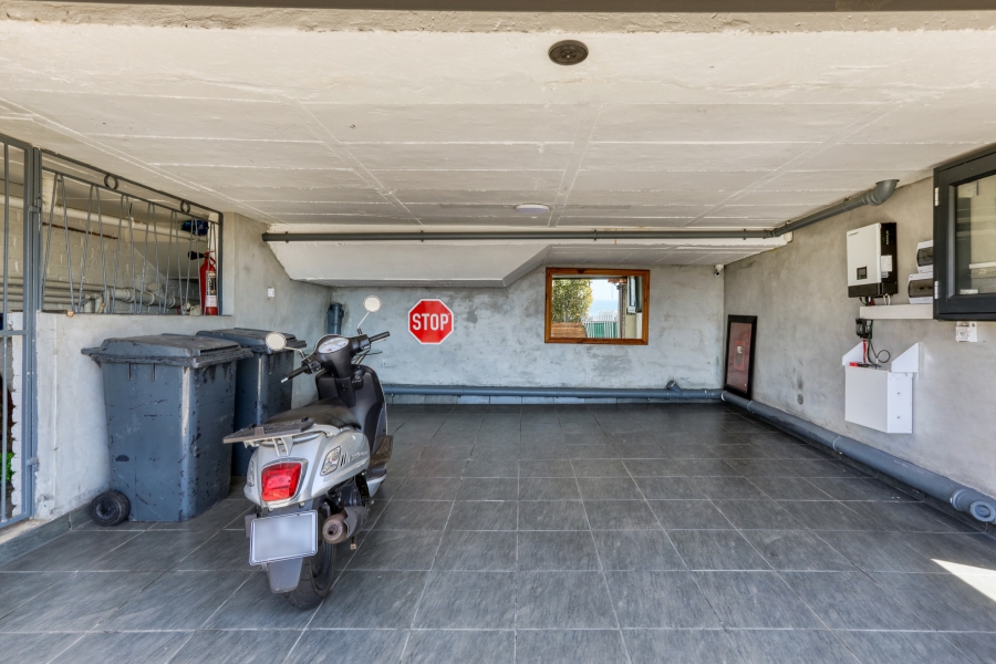 5 Bedroom Property for Sale in Green Point Western Cape